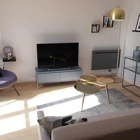 Le Petit Buc Apartment *