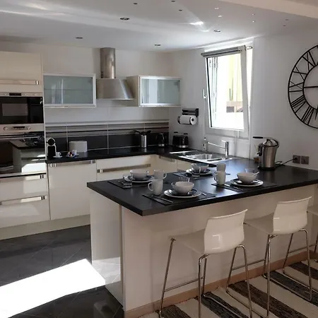 Le Petit Buc Apartment *