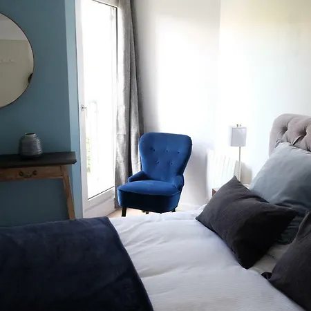 Le Petit Buc Apartment *